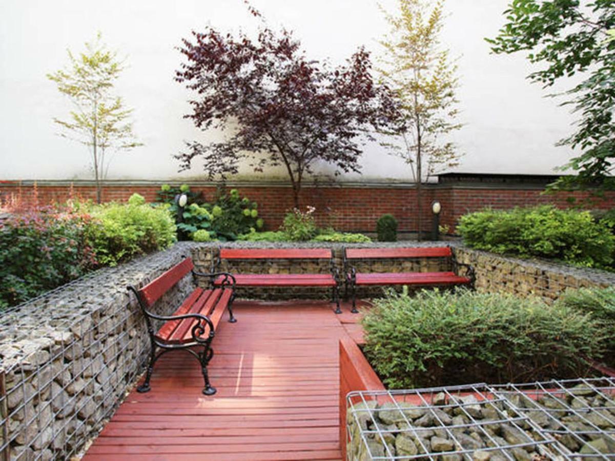 Апартаменты Downtown Garden Isle In Urban Style-Free Parking Будапешт Экстерьер фото
